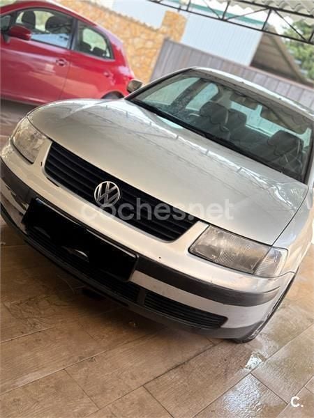 Gris / plata Usado 2000 VW Passat Trendline Familiar | 2000 € - Imagen 1/4