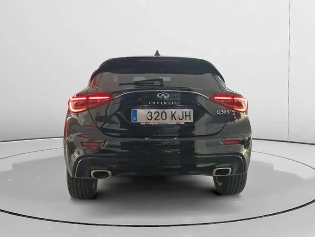 Usado Infiniti Q30 109 CV (80 kW) 2018 Negro Utilitario