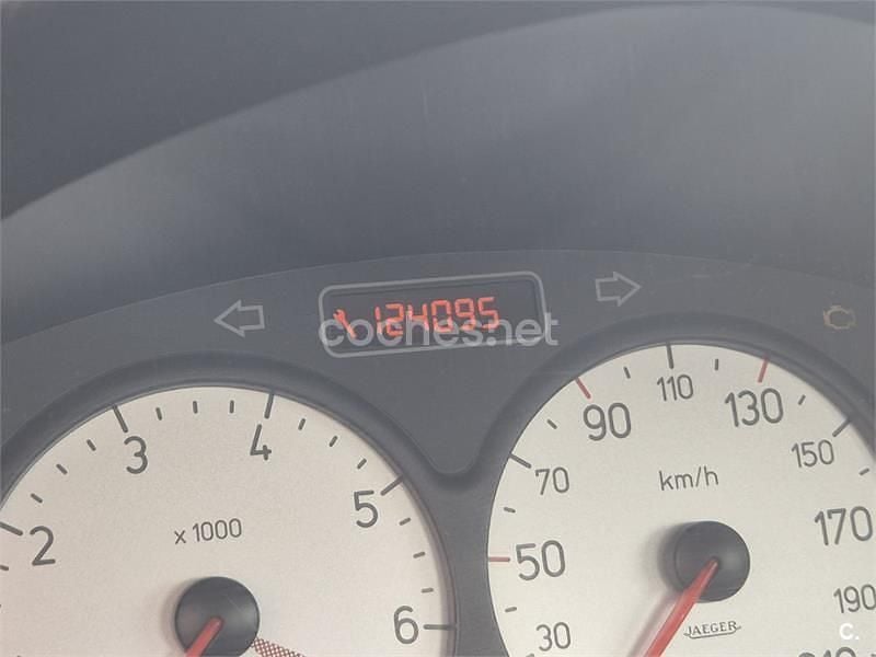 Usado Peugeot 206 CC 110 CV (80 kW) 2006 Negro Descapotable