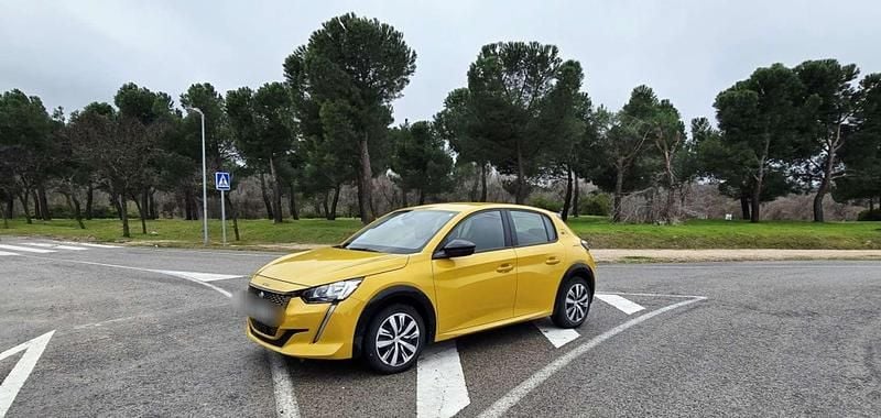 Usado Peugeot e-208 Allure 100 kW (136 CV) 2023 Amarillo Utilitario