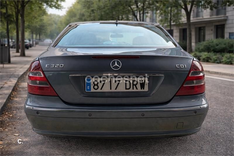 Usado Mercedes E320 Elegance 204 CV (150 kW) 2005 Azul Berlina