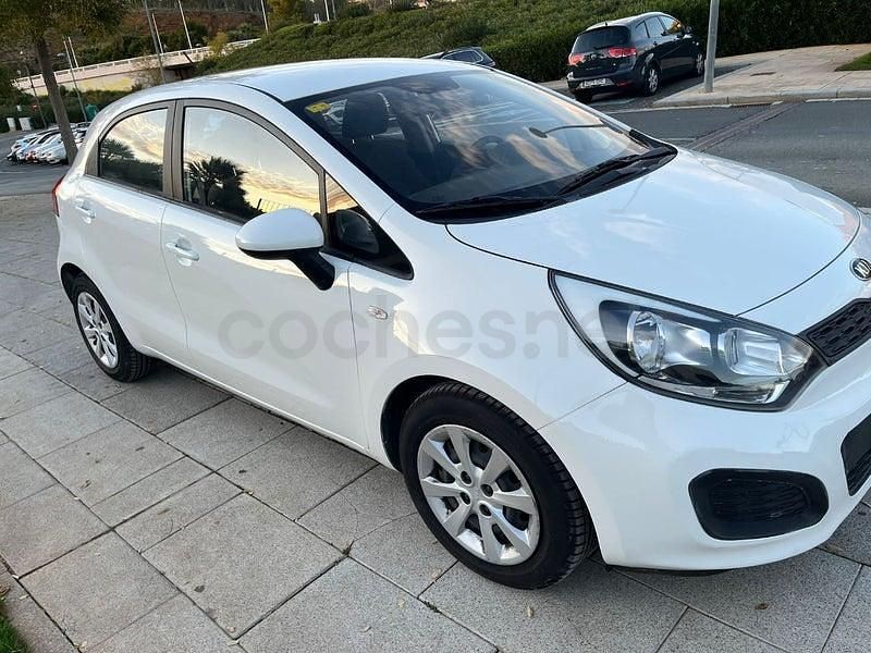 Usado Kia Rio 85 CV (62 kW) 2014 Blanco Berlina