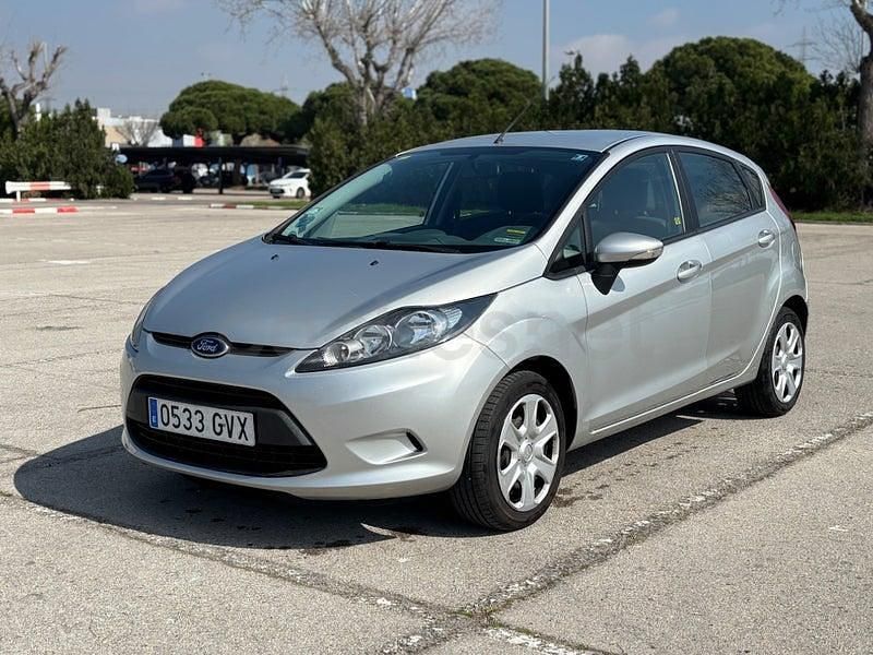 Usado Ford Fiesta Trend 82 CV (60 kW) 2010 Gris / plata Utilitario
