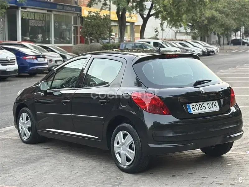 Usado Peugeot 207 75 CV (55 kW) 2010 Negro Berlina