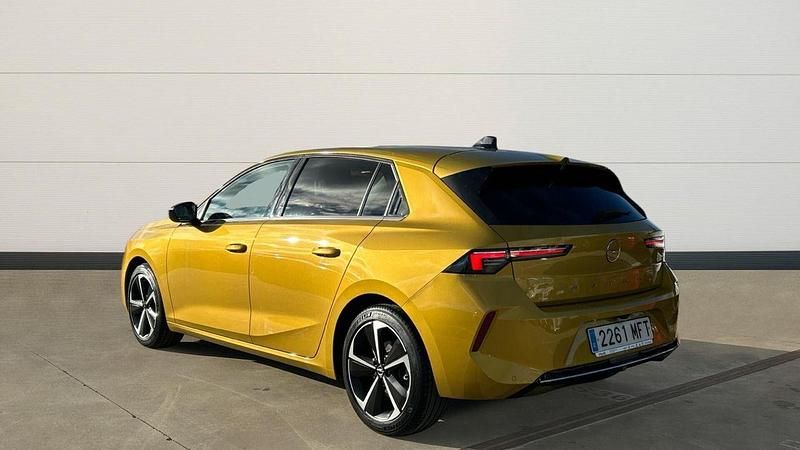 Usado Opel Astra Elegance 130 CV (95 kW) 2023 Amarillo Berlina