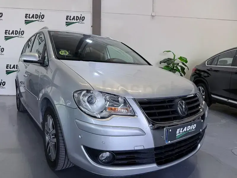 Usado VW Touran Highline 140 CV (102 kW) 2008 Gris / plata Monovolumen
