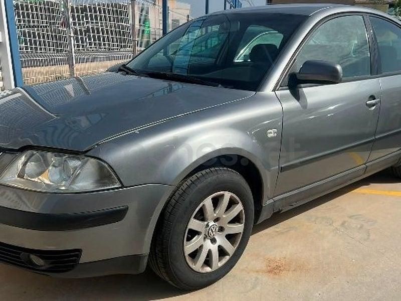 Usado VW Passat Advance 130 CV (95 kW) 2003 Gris / plata Familiar