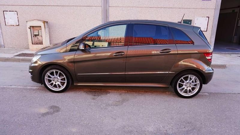 Usado Mercedes B200 193 CV (141 kW) 2009 Marrón Monovolumen