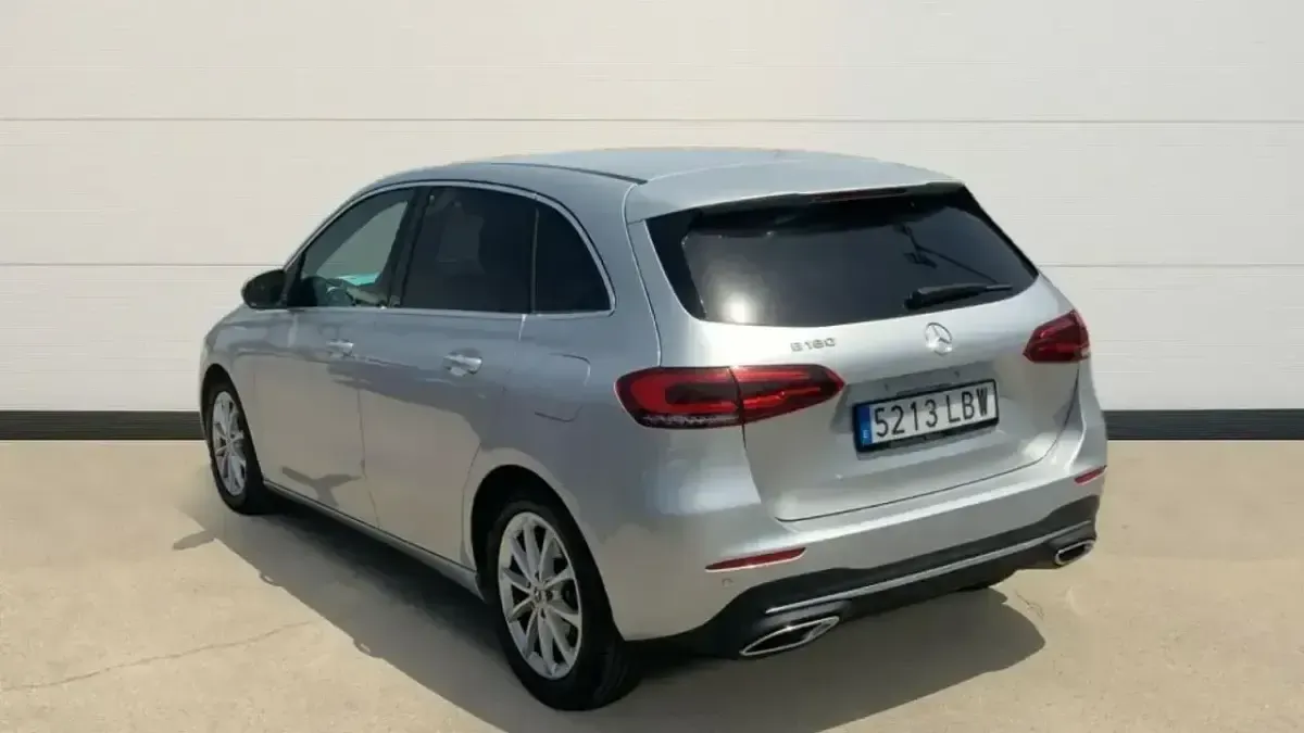 Usado Mercedes B180 136 CV (100 kW) 2019 Gris / plata Utilitario