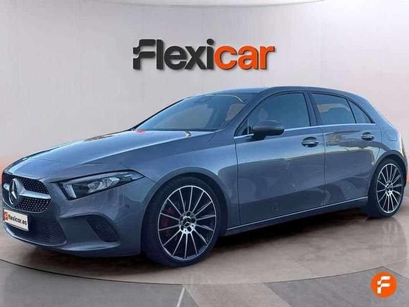 Usado Mercedes A180 109 CV (80 kW) 2018 Gris Utilitario