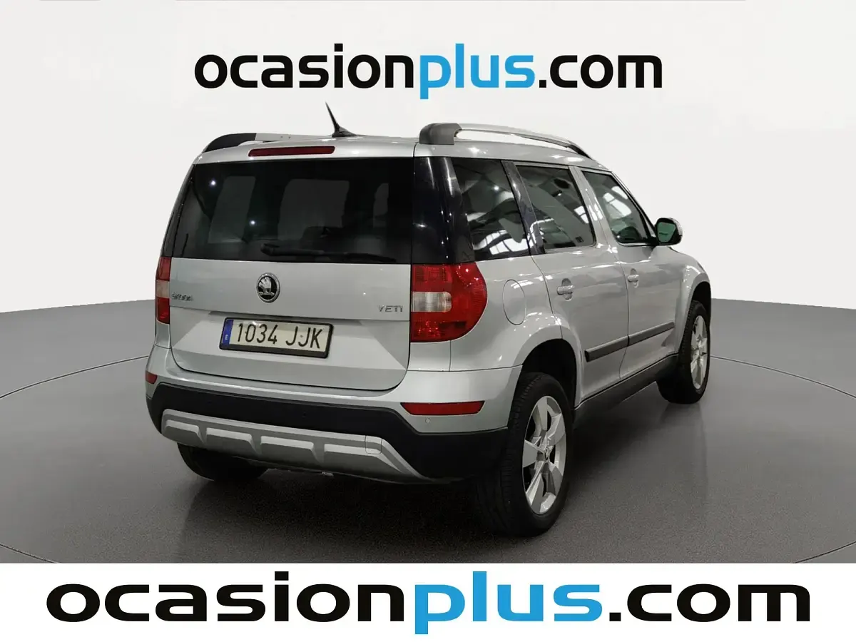 Usado Skoda Yeti Outdoor Ambition 110 CV (80 kW) 2015 Gris plata SUV