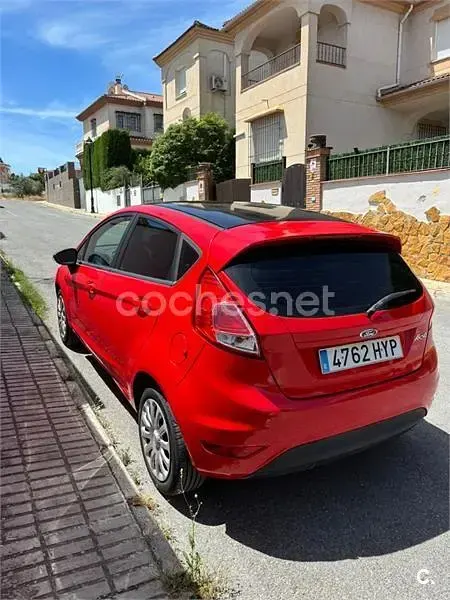 Usado Ford Fiesta Trend 82 CV (60 kW) 2014 Rojo Utilitario