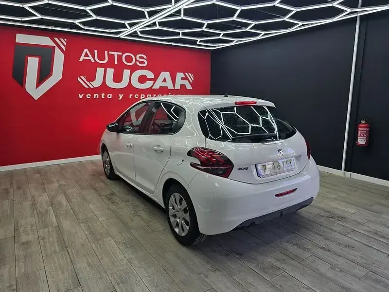 Usado Peugeot 208 Active 75 CV (55 kW) 2018 Blanco Utilitario