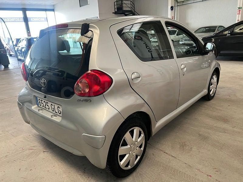 Usado Toyota Aygo 54 CV (39 kW) 2009 Gris / plata Utilitario