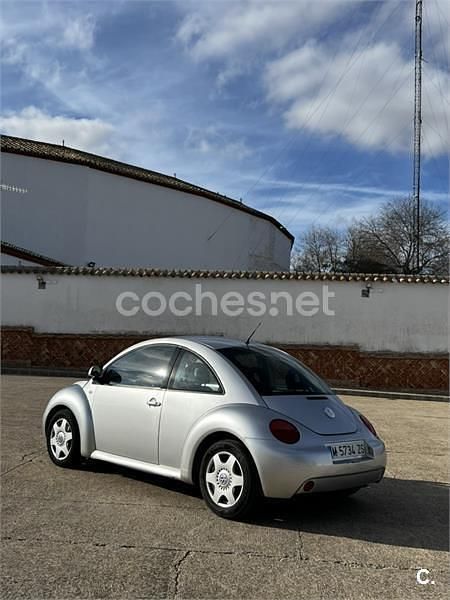 Usado VW New Beetle 100 CV (73 kW) 2000 Gris / plata Utilitario