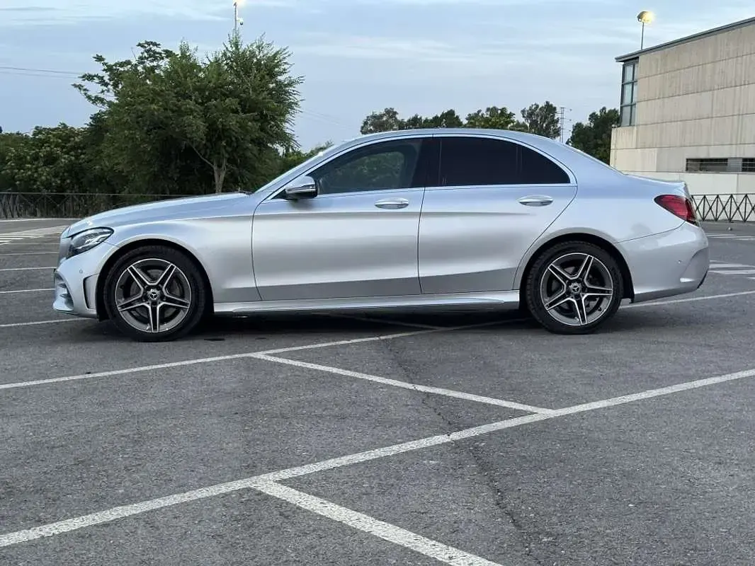 Usado Mercedes C300e 306 CV (225 kW) 2020 Plateado Berlina