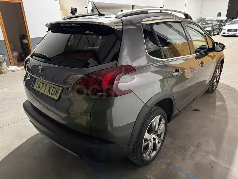 Usado Peugeot 2008 Allure 120 CV (88 kW) 2017 Gris / plata SUV