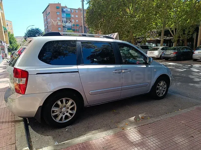 Usado Kia Carnival 185 CV (136 kW) 2009 Gris / plata Monovolumen