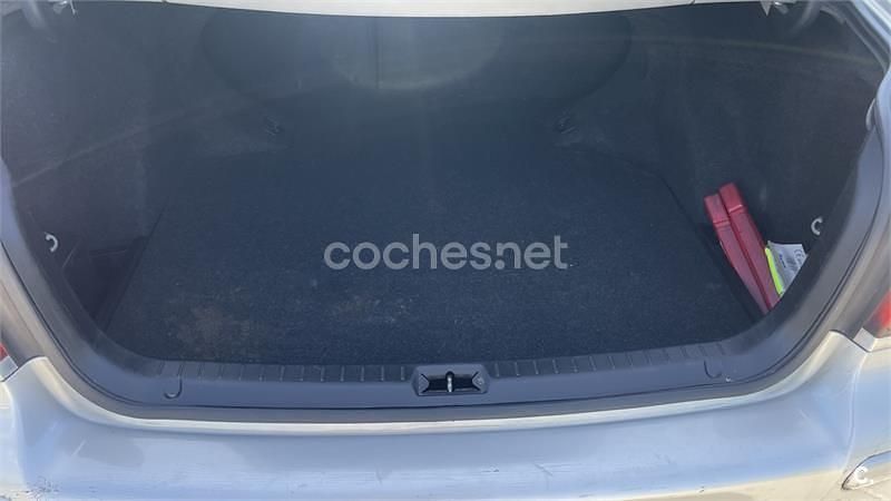 Gris / plata Usado 2003 Toyota Avensis Executive Berlina | 3700 € (Buen precio) - Imagen 1/2