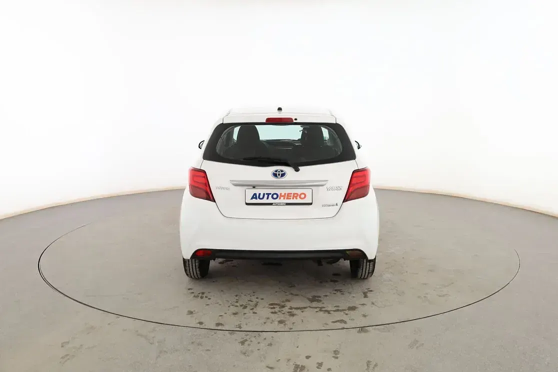 Usado Toyota Yaris Active 100 CV (73 kW) 2015 Blanco Utilitario