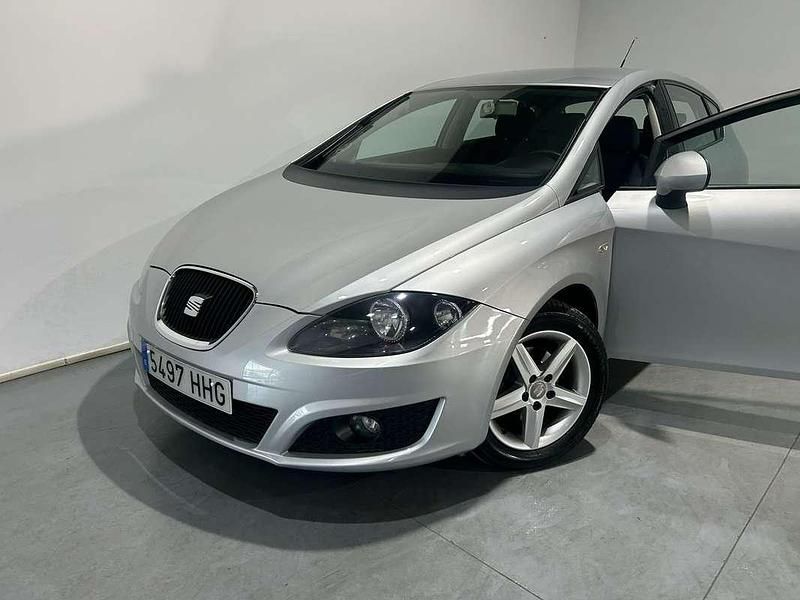 Usado Seat Leon Reference 90 CV (66 kW) 2011 Plateado Utilitario