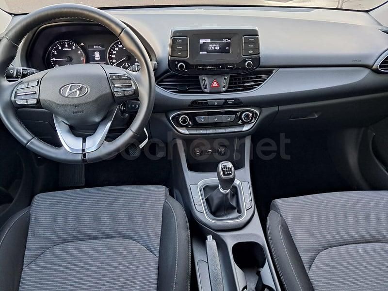 Usado Hyundai i30 110 CV (80 kW) 2024 Negro Berlina