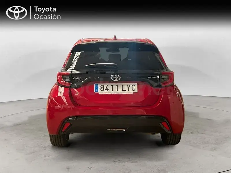 Usado Toyota Yaris Hybrid Style 116 CV (85 kW) 2022 Rojo Berlina