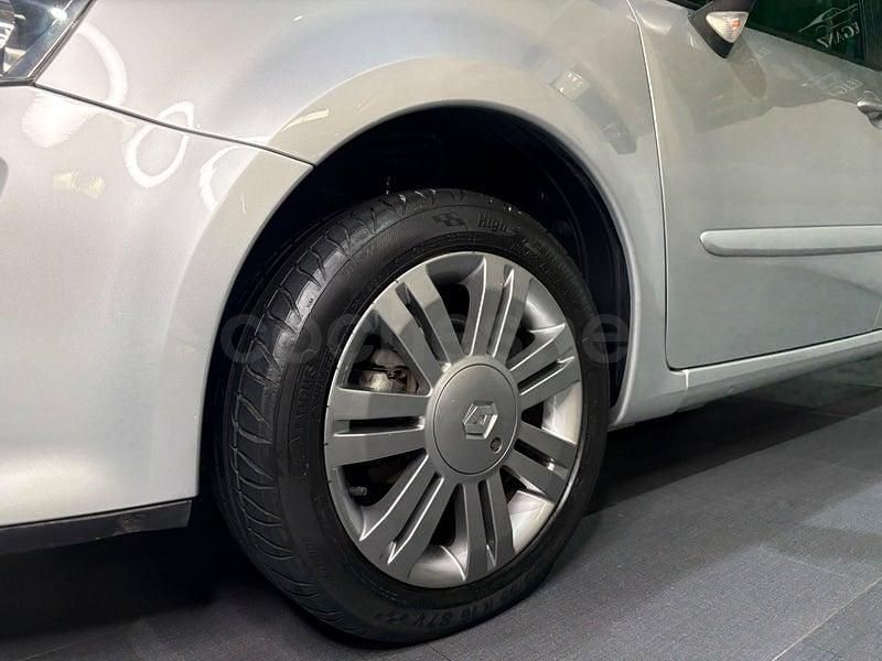 Usado Renault Grand Modus Evolution 90 CV (66 kW) 2012 Gris / plata Monovolumen
