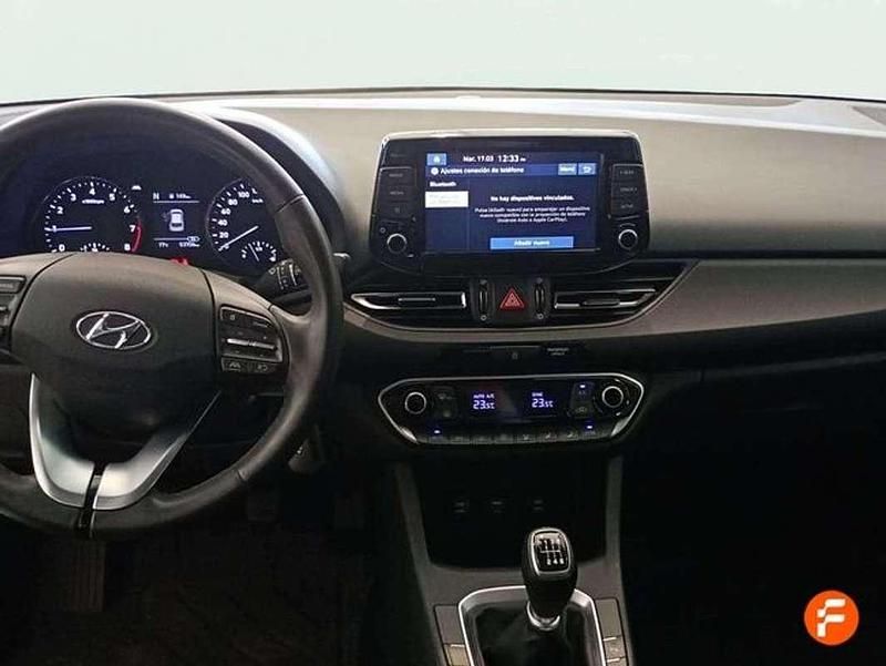 Usado Hyundai i30 120 CV (88 kW) 2022 Rojo Berlina