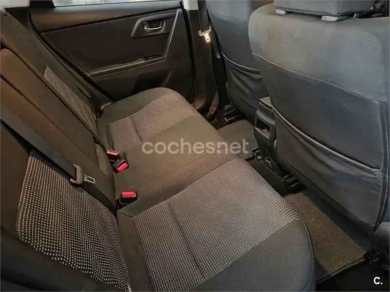 Usado Toyota Auris Hybrid Advance 136 CV (100 kW) 2013 Beige Berlina