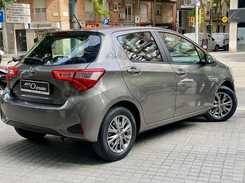Usado Toyota Yaris Active 111 CV (81 kW) 2018 Gris / plata Berlina