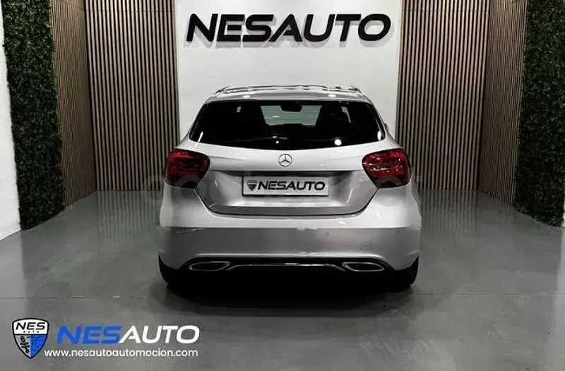 Usado Mercedes A180 Urban 109 CV (80 kW) 2016 Gris / plata Berlina