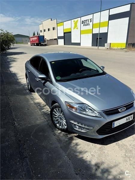 Usado Ford Mondeo Limited 160 CV (117 kW) 2014 Gris / plata Berlina