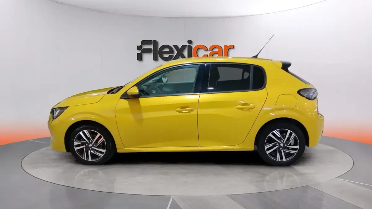 Usado Peugeot 208 Allure 101 CV (74 kW) 2020 Amarillo Utilitario