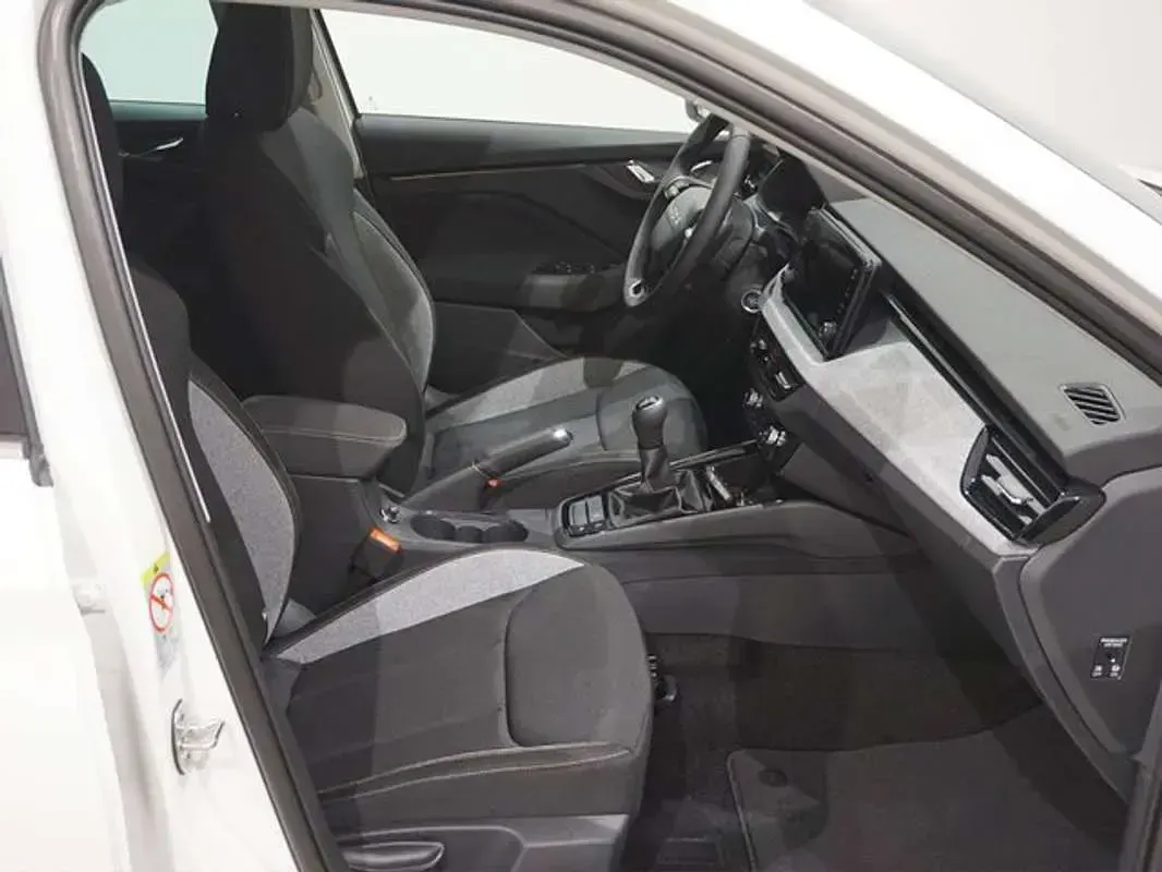 Usado Skoda Scala Selection 116 CV (85 kW) 2025 Blanco Utilitario
