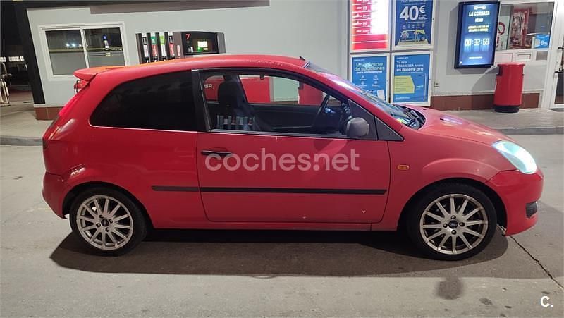 Usado Ford Fiesta Sport 90 CV (66 kW) 2005 Rojo Utilitario