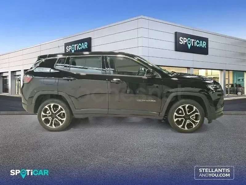 Usado Jeep Compass Summit 130 CV (95 kW) 2024 Negro SUV