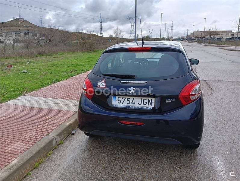 Usado Peugeot 208 Allure 92 CV (67 kW) 2015 Azul Utilitario