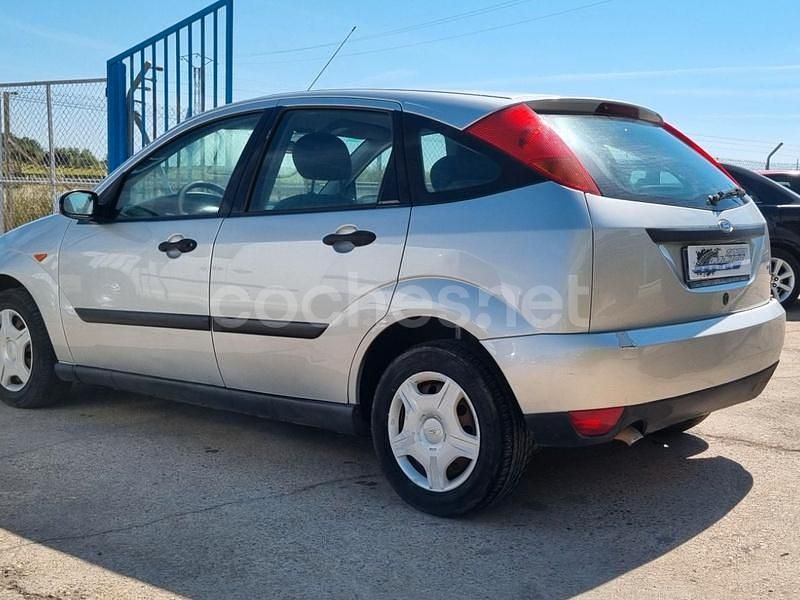 Usado Ford Focus Trend 90 CV (66 kW) 2000 Gris / plata Berlina