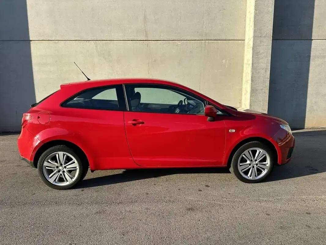 Usado Seat Ibiza SC Reference 80 CV (58 kW) 2010 Rojo Utilitario