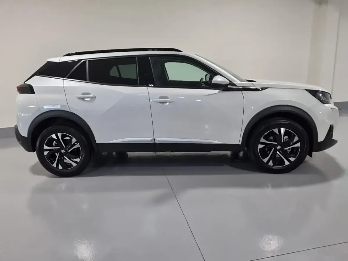 Usado Peugeot 2008 Allure 130 CV (95 kW) 2020 Blanco SUV