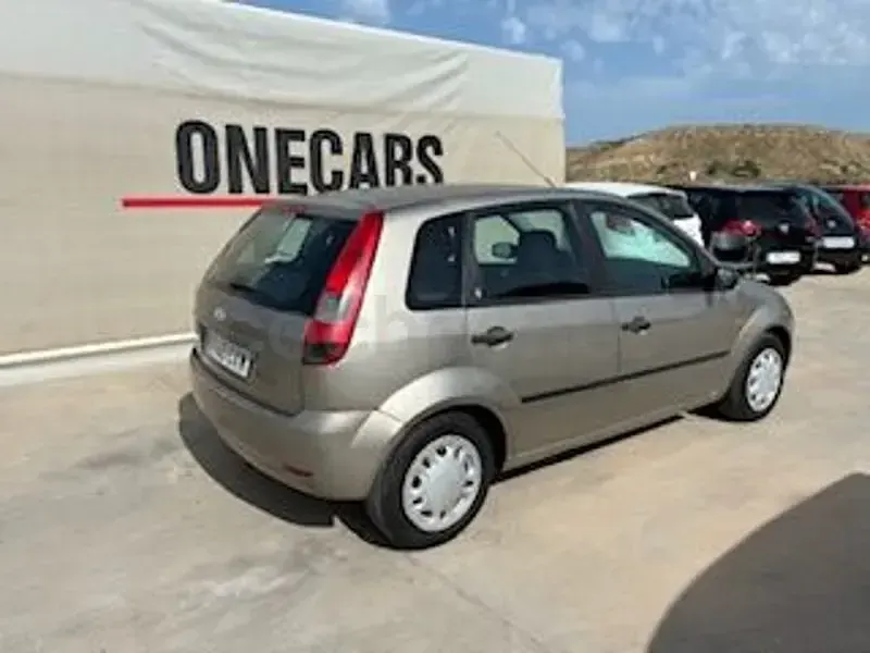 Usado Ford Fiesta Ghia 80 CV (58 kW) 2004 Beige Utilitario
