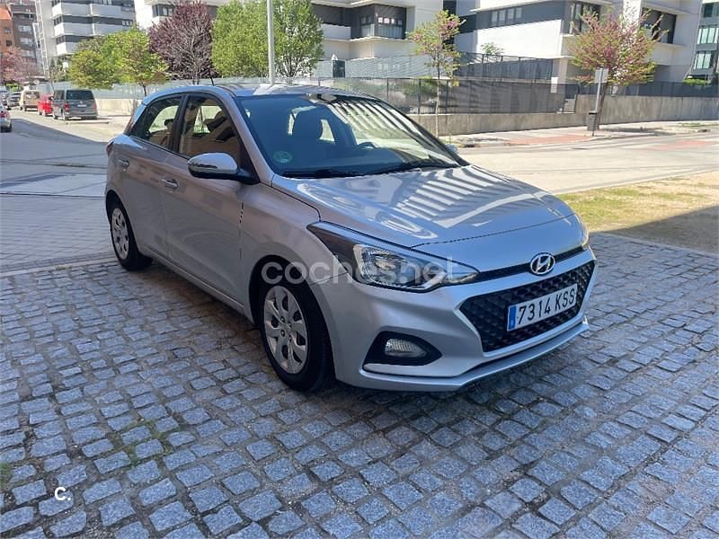 Begagnad Hyundai i20 75 HK (55 kW) 2020 Grå Halvkombi