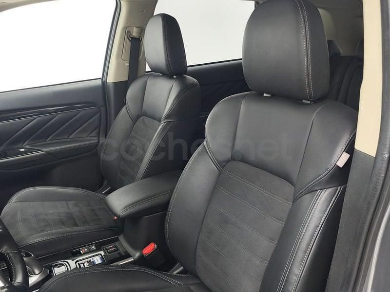 Usado Mitsubishi Outlander P-HEV 224 CV (164 kW) 2020 Gris / plata SUV