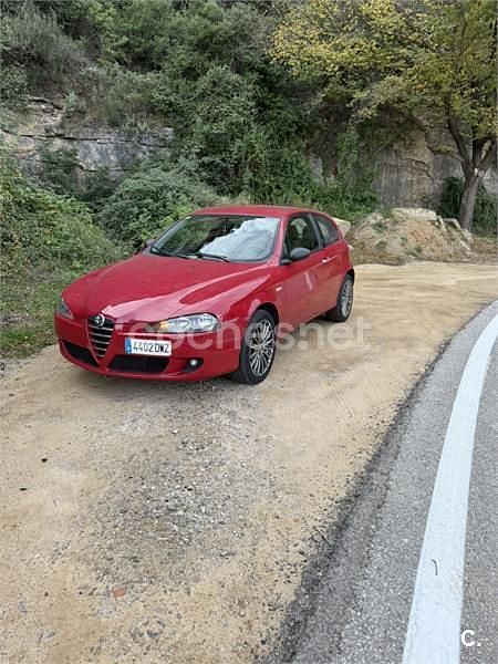 Usado Alfa Romeo 147 105 CV (77 kW) 2006 Rojo Utilitario