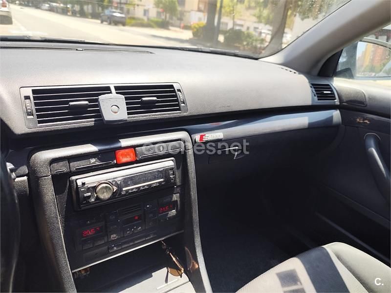 Usado Audi A4 S-Line 130 CV (95 kW) 2002 Gris / plata Berlina