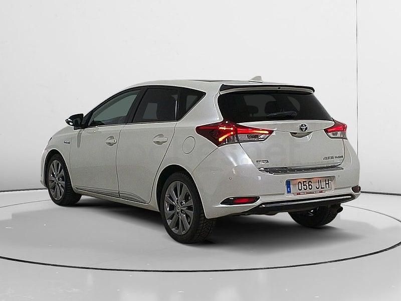 Usado Toyota Auris Hybrid Advance 136 CV (100 kW) 2016 Blanco Berlina