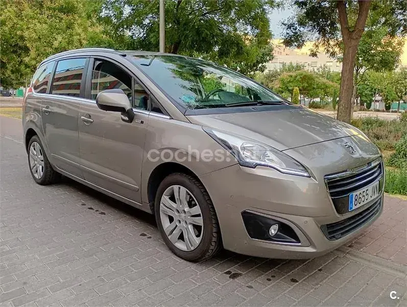 Usado Peugeot 5008 Style 130 CV (95 kW) 2016 Gris / plata Monovolumen