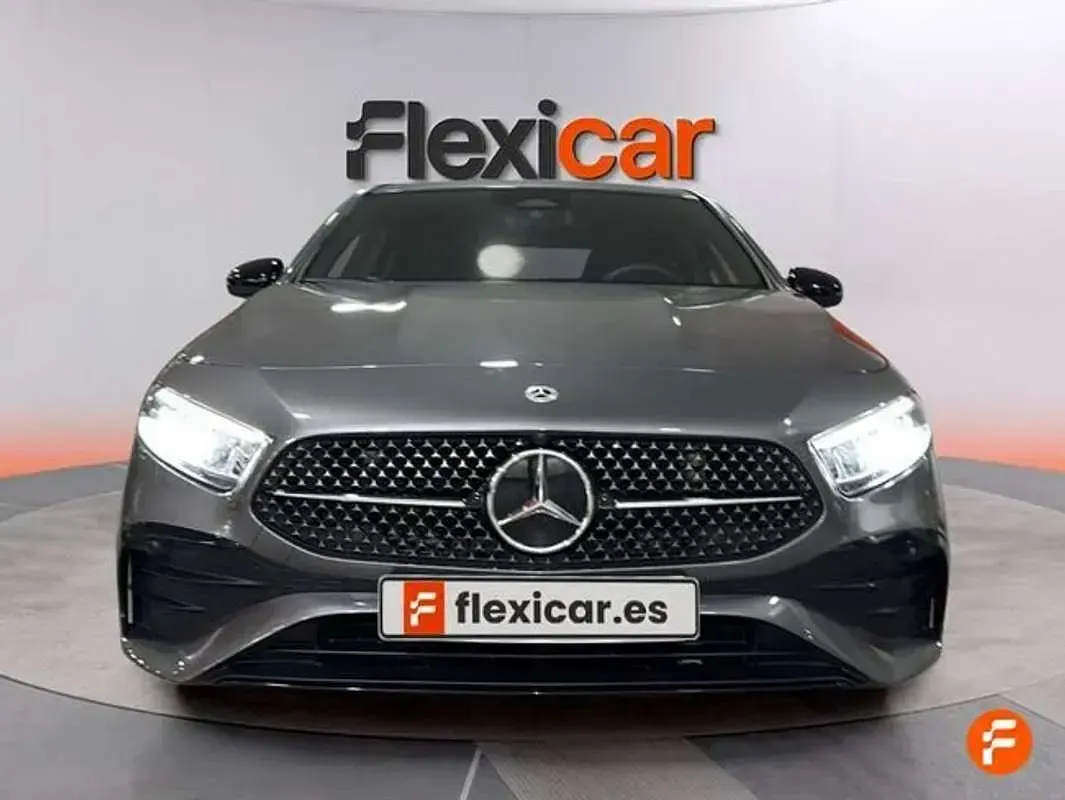 Usado Mercedes A180 136 CV (100 kW) 2025 Gris Berlina