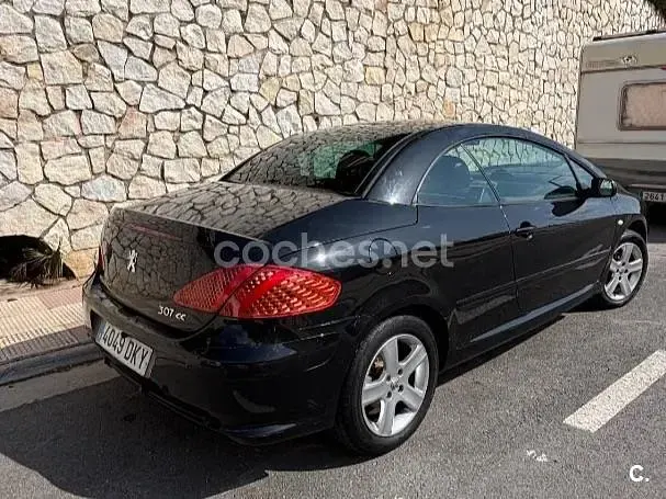 Usado Peugeot 307 CC 110 CV (80 kW) 2005 Negro Descapotable